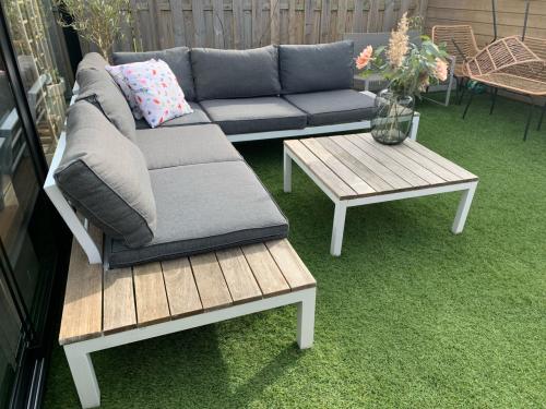 Wit Alminium loungset met hout, kussens en tafel.