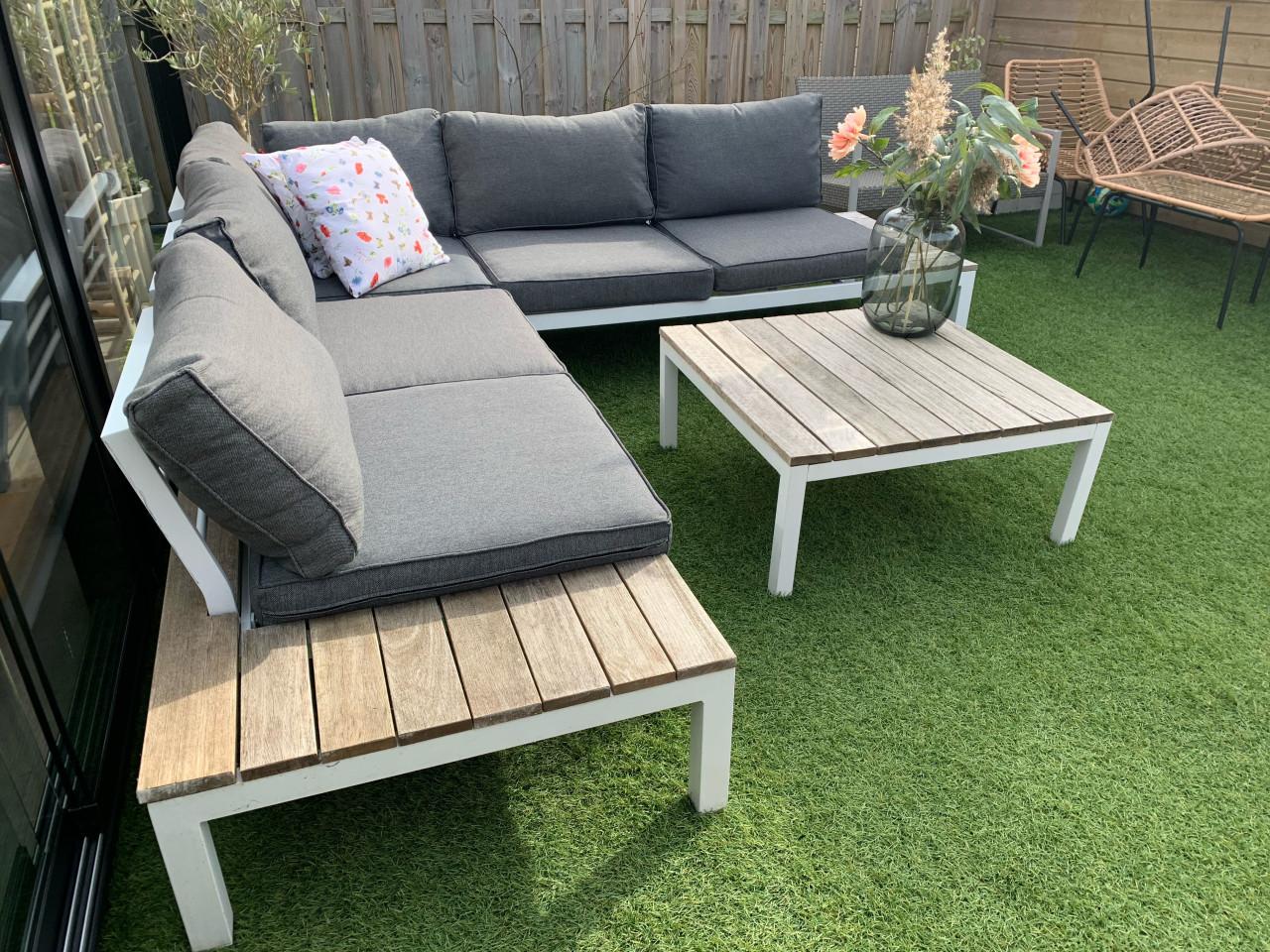 Wit Alminium loungset met hout, kussens en tafel.