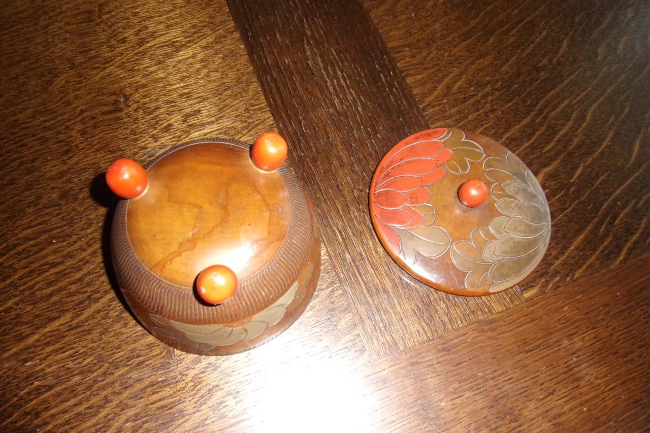 Houten doosje op 3 bollen