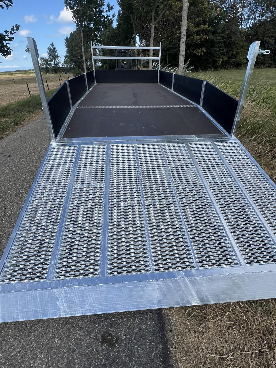 Beaver trailer 550x220