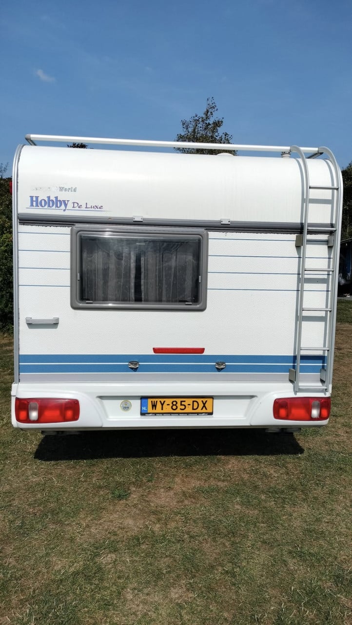 Hobby 440 (2000) met als nieuwe voortent