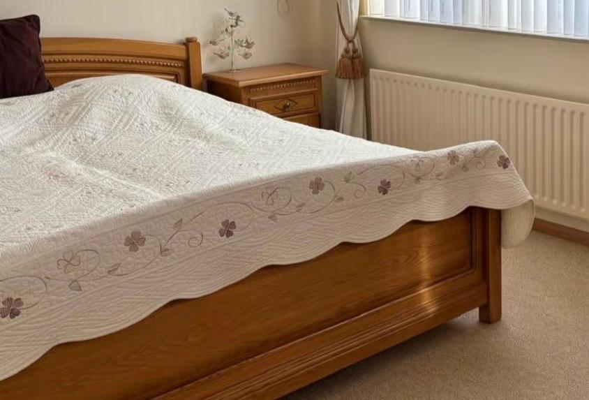 Ledikant Eiken. 1 Elektr /1 Hand bediening. 2 Matr,2 Latt bodem. 2 Nachtk.