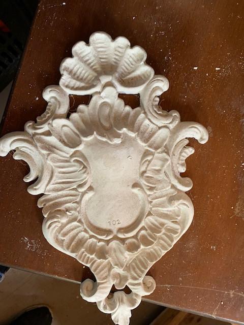 Diverse gipsornamenten en andere gips materiaal