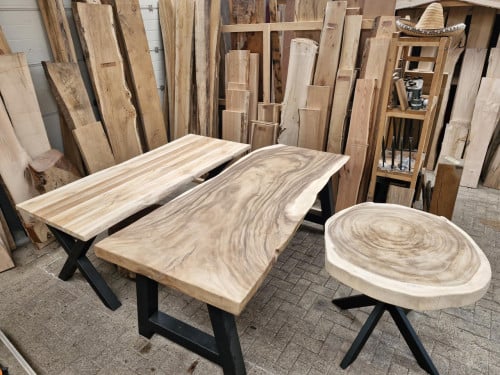 Boomstam tafels en ronde schijven van suar, teak en lychee hout