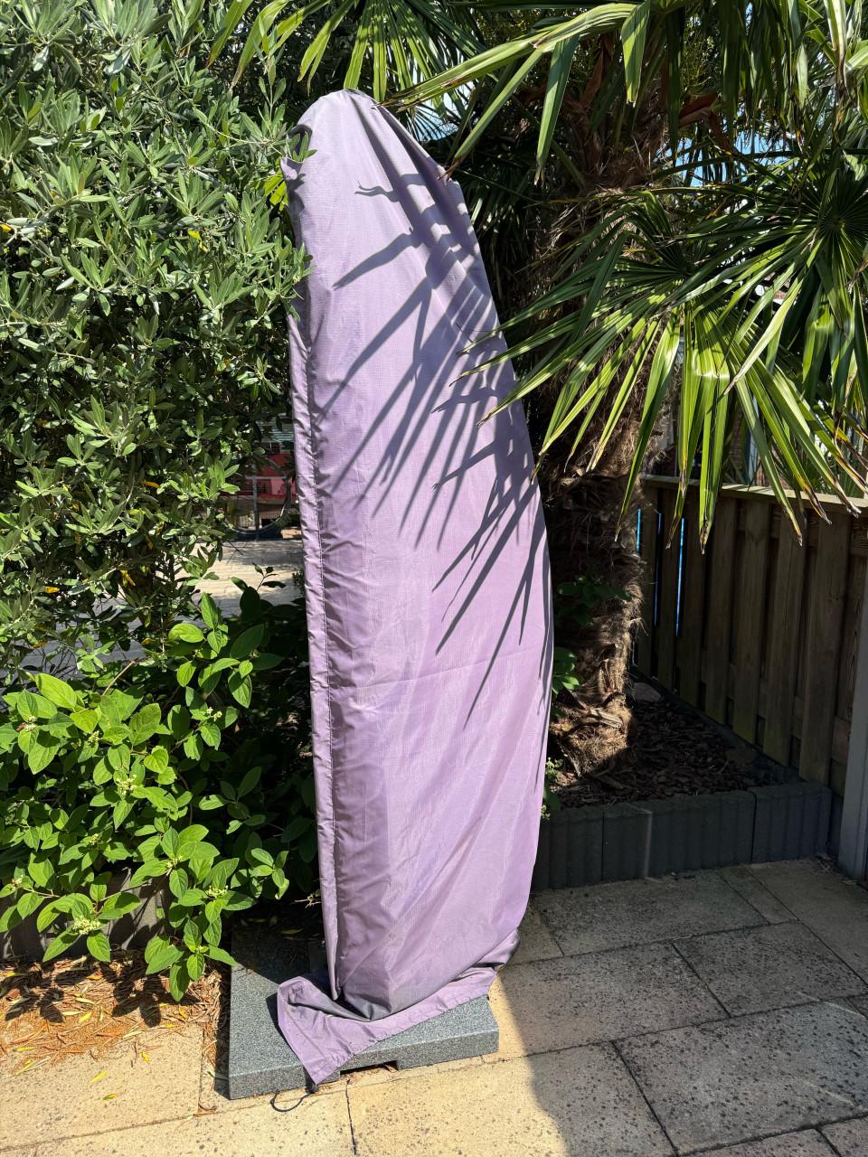 Zwarte Madison zweefparasol met beschermhoes en stevige parasolvoet