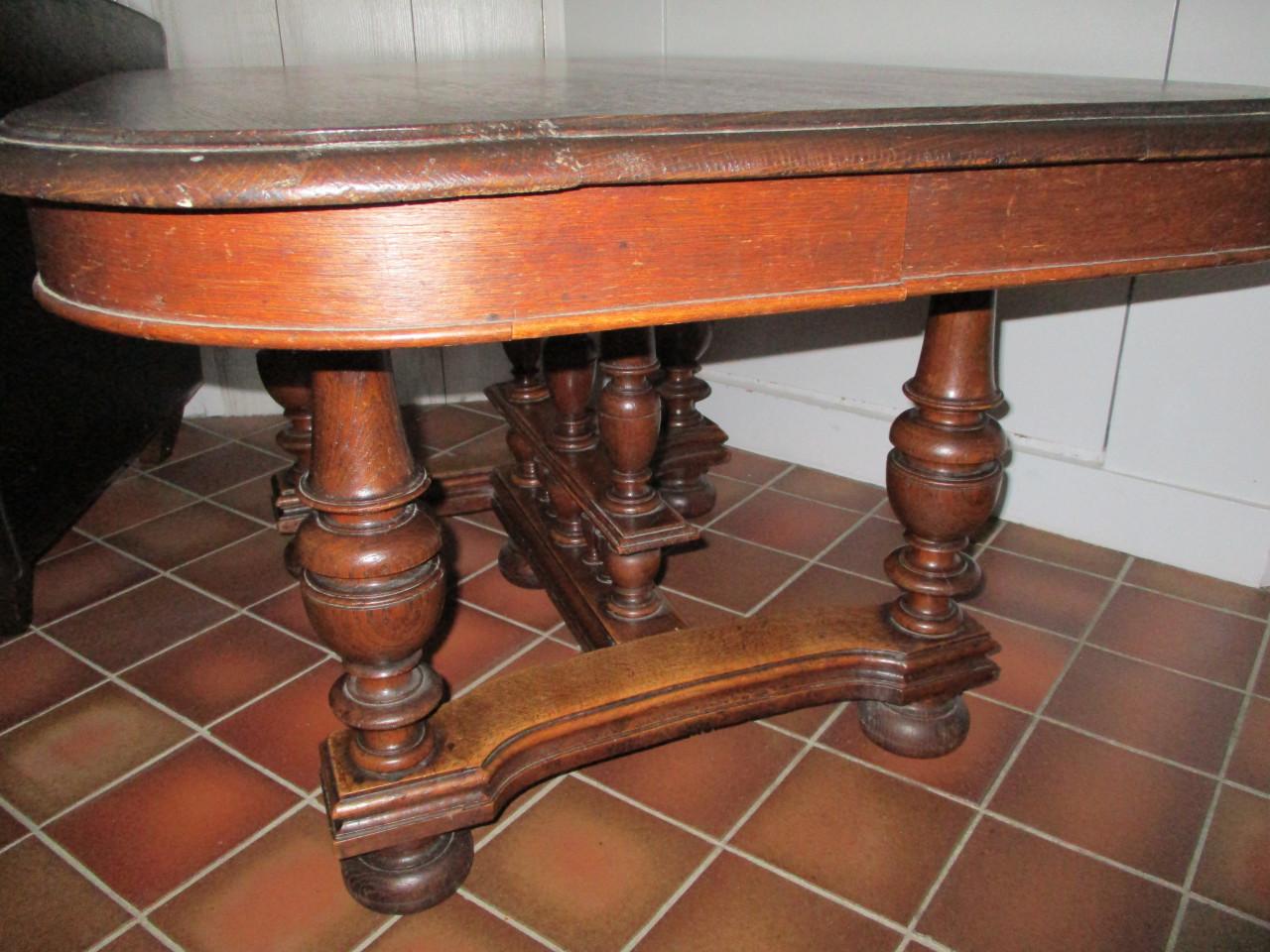 Donker eiken salontafel met klossen