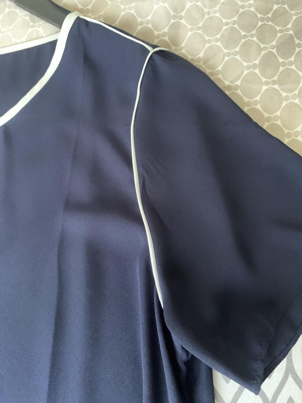 Dames shirt.     Question. Marineblauw met Wit.