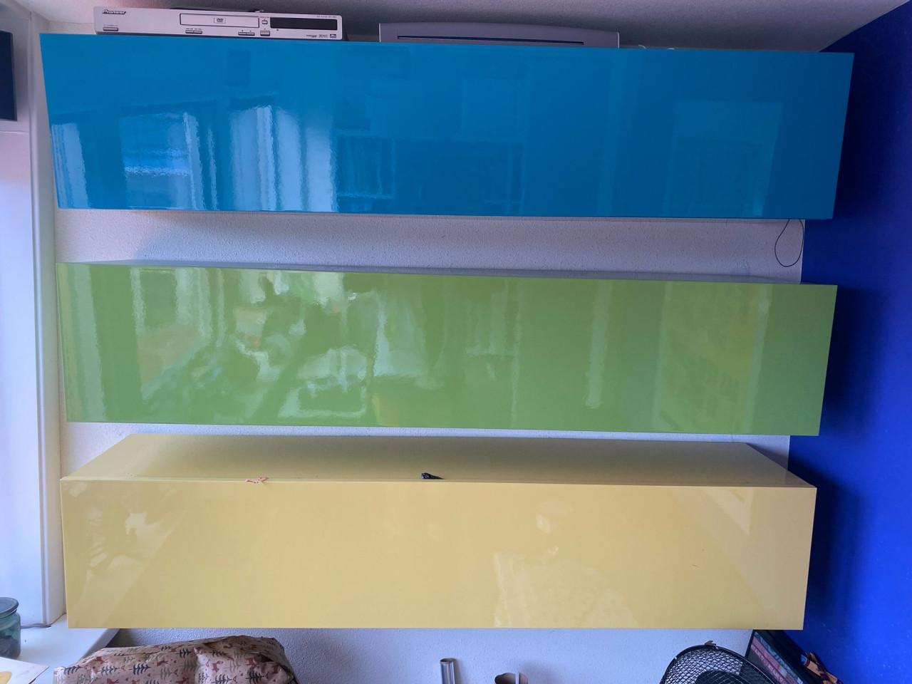 Kleurrijke hoogglans kasten en tafel