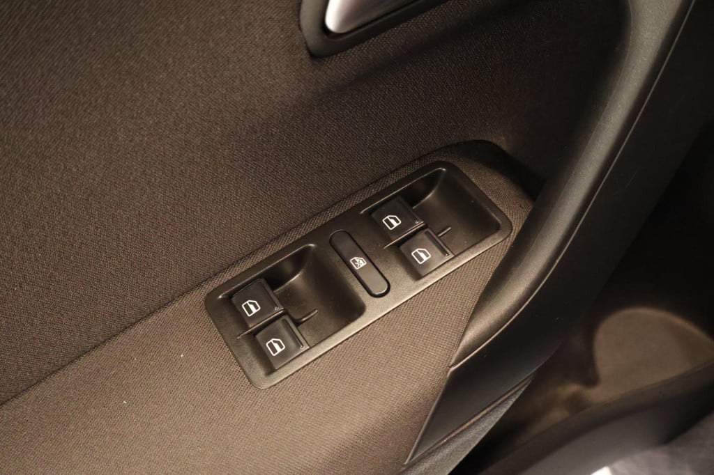 Volkswagen Polo 1.4-16v highline, pdc achter, trekhaak, el ramen, nw distri
