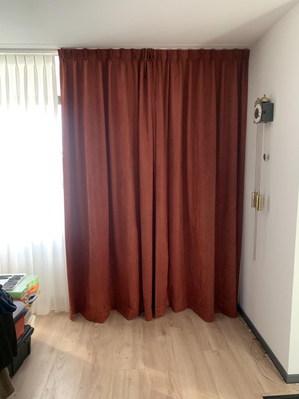 Velours gordijnen voor de kou die komt