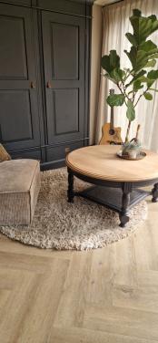 Massief eiken ronde salontafel en eiken bijzettafel tafeltje