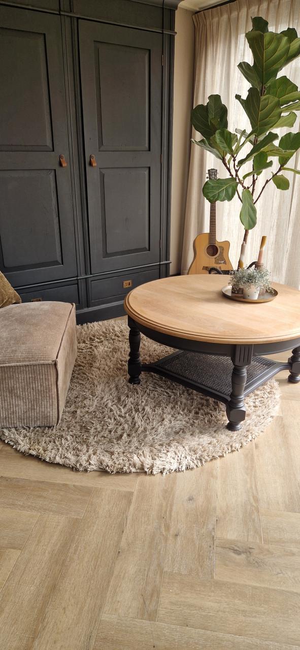 Massief eiken ronde salontafel en eiken bijzettafel tafeltje