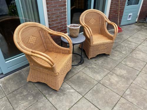 Twee rotan tuinstoelen