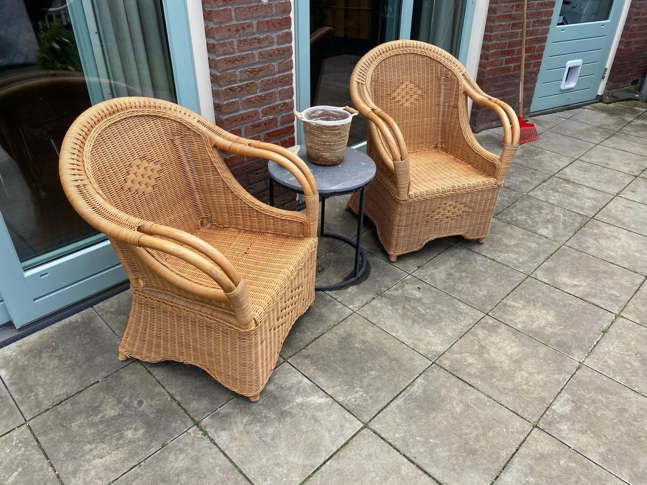 Twee rotan tuinstoelen