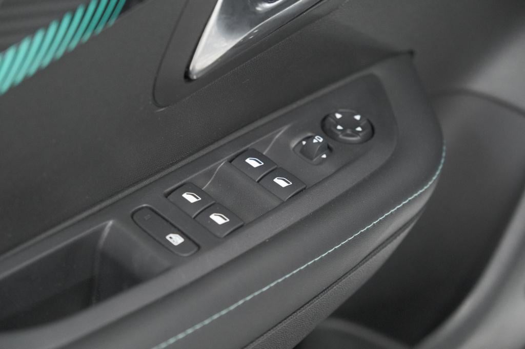 Peugeot 208 puretech 75 allure | camera | apple carplay | parkeersensoren |