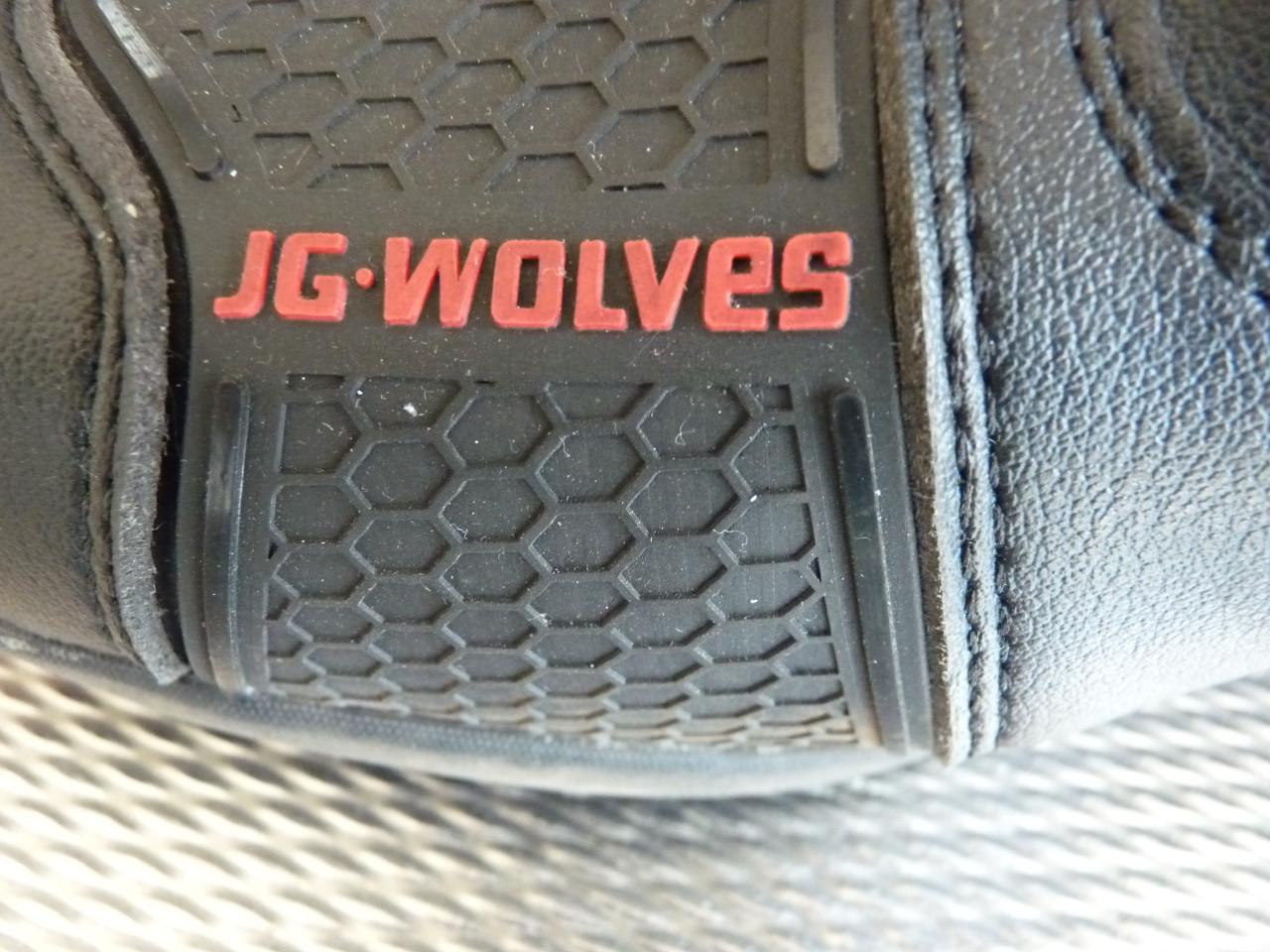 Nagenoeg nieuwe motorlaarzen maat 45 JG.Wolves en Leren motorbroeken.