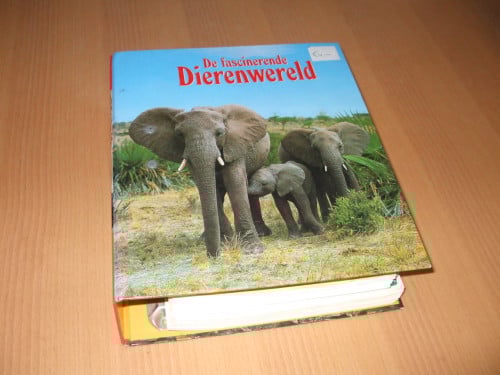 Te koop naslagwerk over dieren.