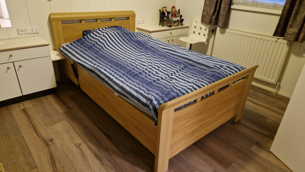 Bed met bijbehorend nachtkastje