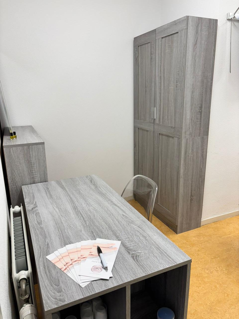 Bureau, 2 kasten en 2 stoelen