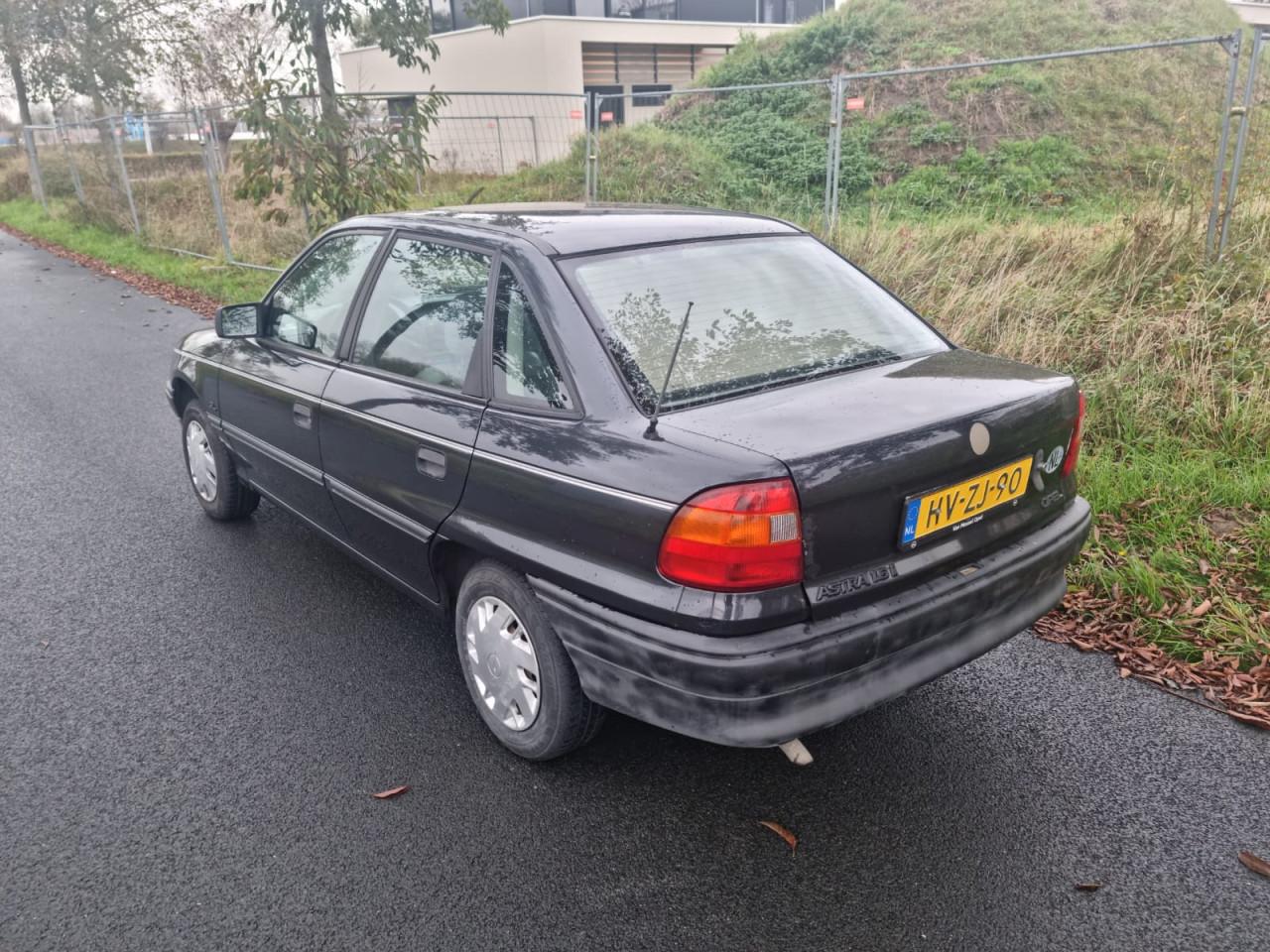 Opel astra 1.6i sedan automaat bj 1994 punt gaaf 98000km met  autopas