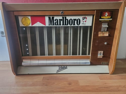 Vintage sigarettenautomaat van het merk Bitri