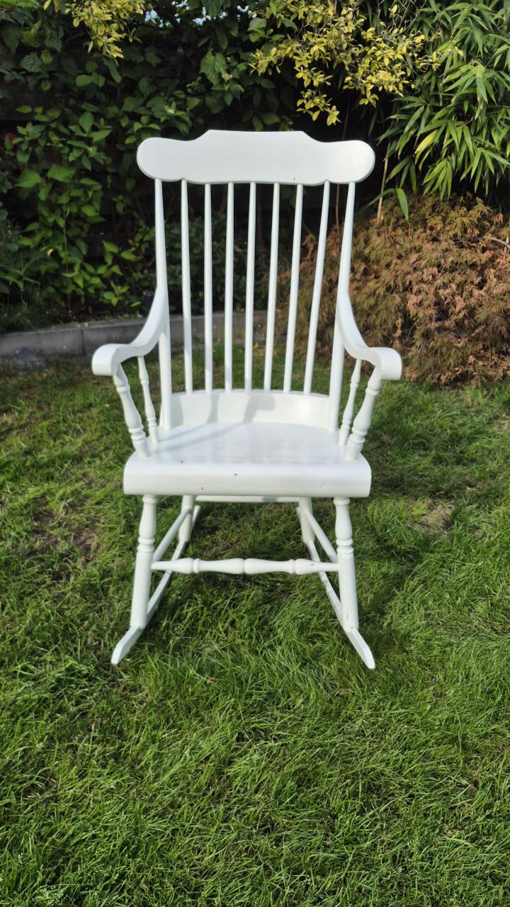 Witte houten schommelstoel