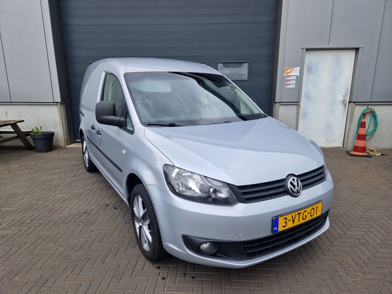 TE KOOP VOLKSWAGEN CADDY 1.6 TDI BMT EURO 5 MET TREKHAAK EN AIRCO