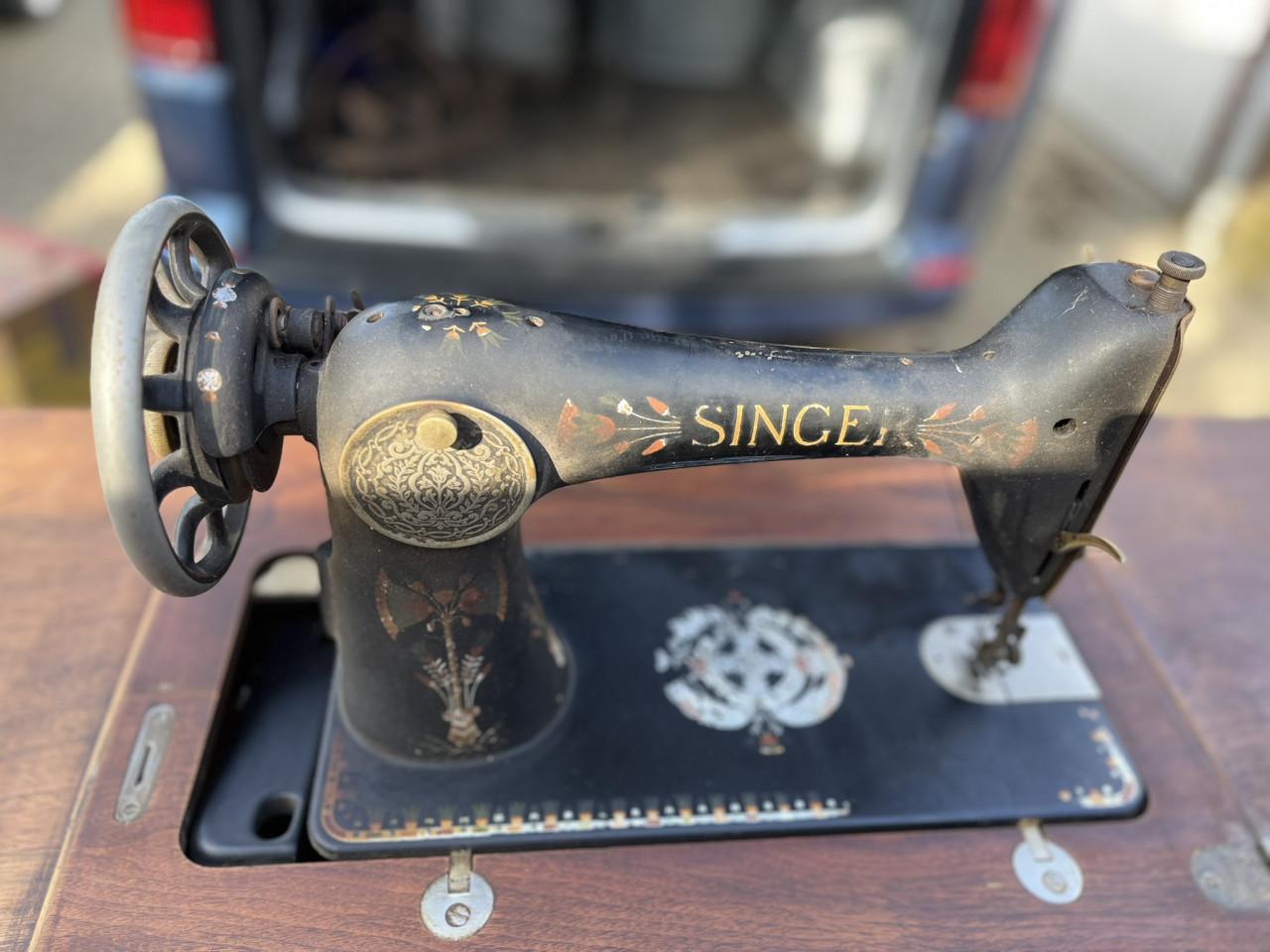 Singer Naaimaschine met houten kast en laden