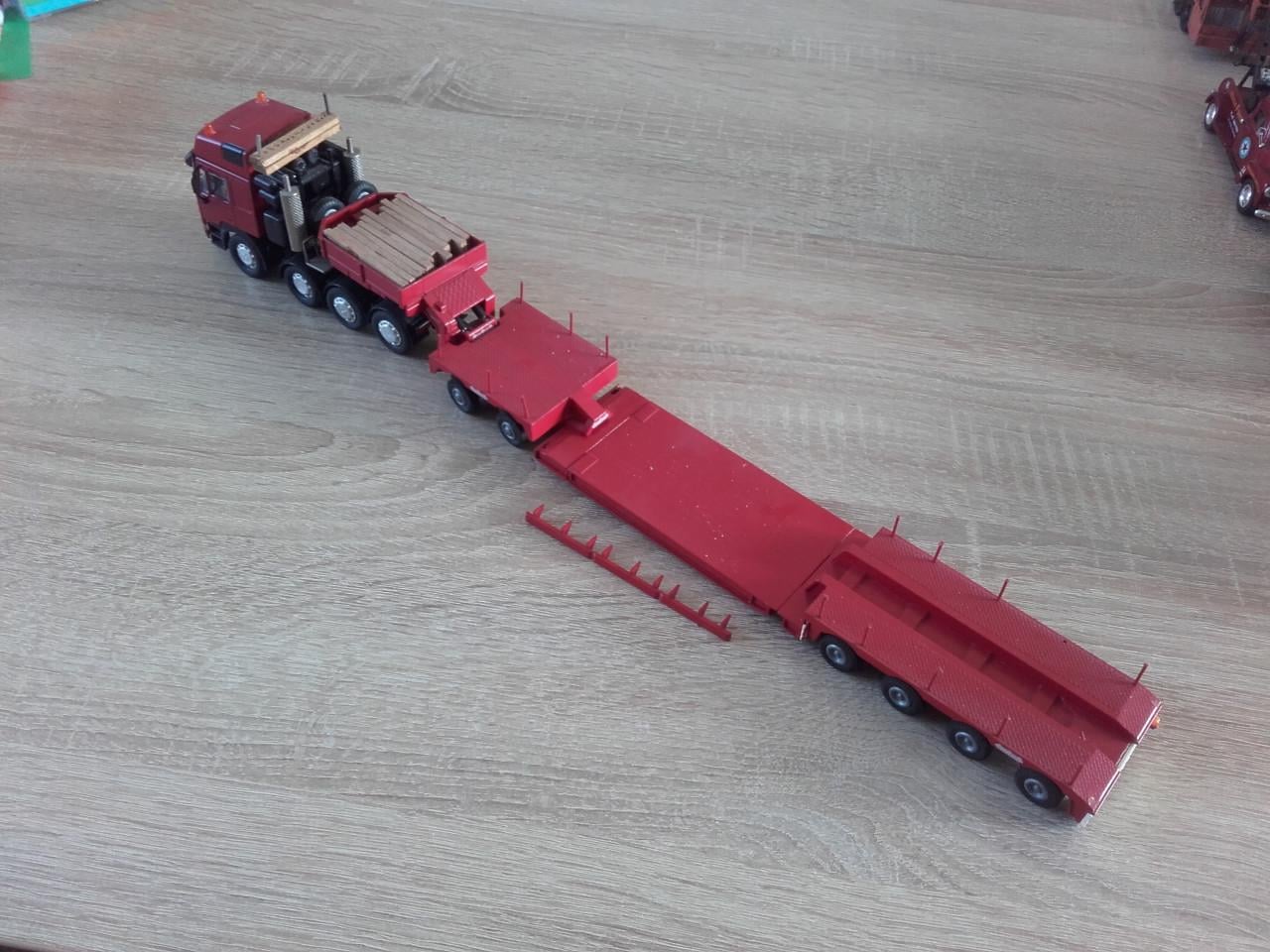 Conrad MAN F2000 met dieplader.