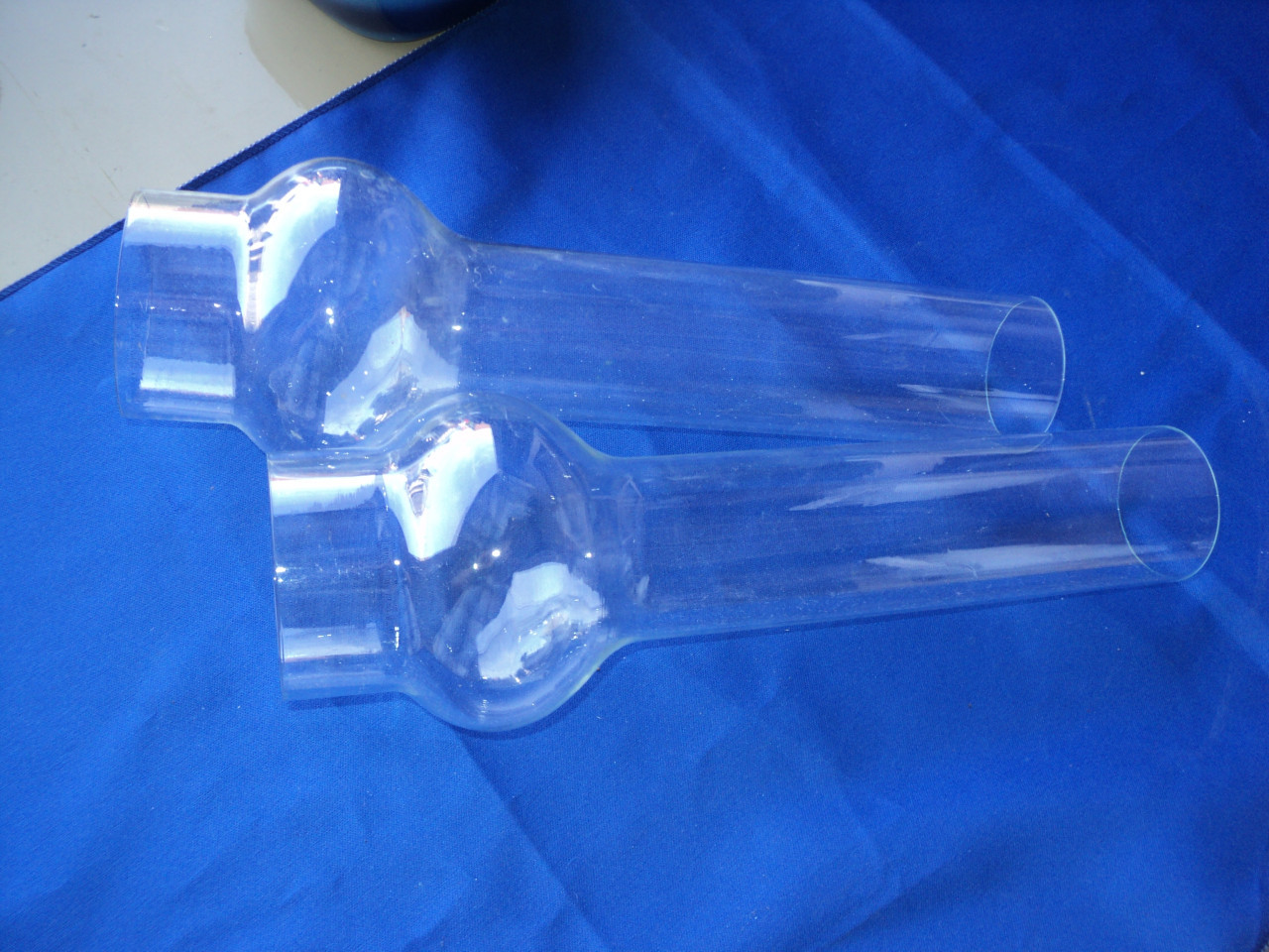 2 glazen voor een olielamp.