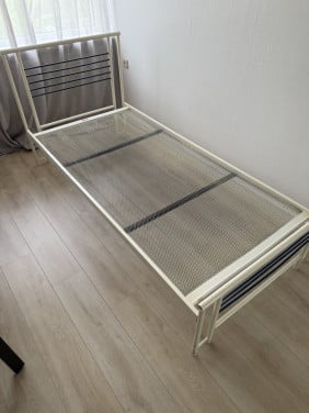 1 persoons bed 90 x 200 cm Stalen frame / spiraal