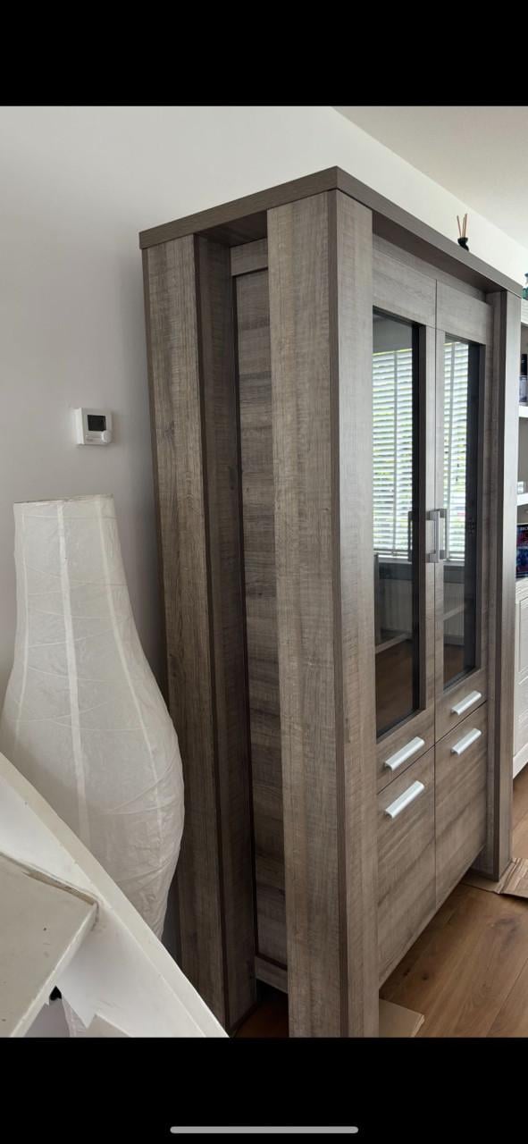 Mooie degelijke vitrine kast     (tegen elk aannemelijk bod)