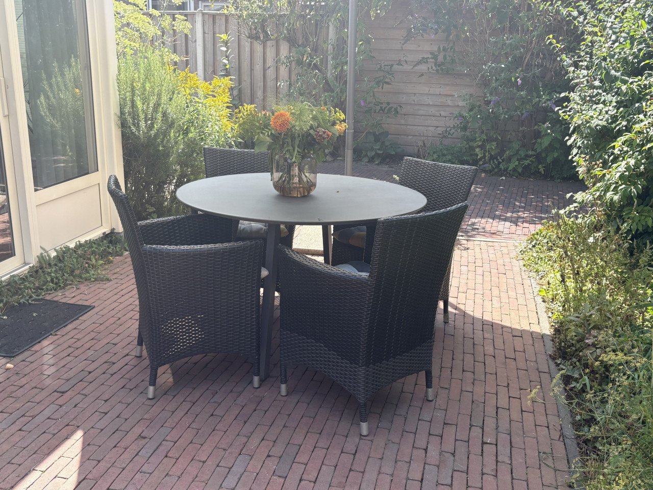 Wicker tuinset 4 stoelen + tafel – gezellig & stevig