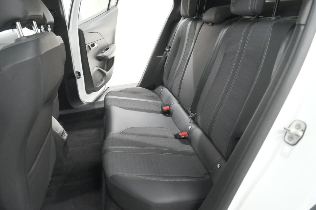 Peugeot 2008 puretech 130 eat8 allure | parkeersensoren | navigatie | apple