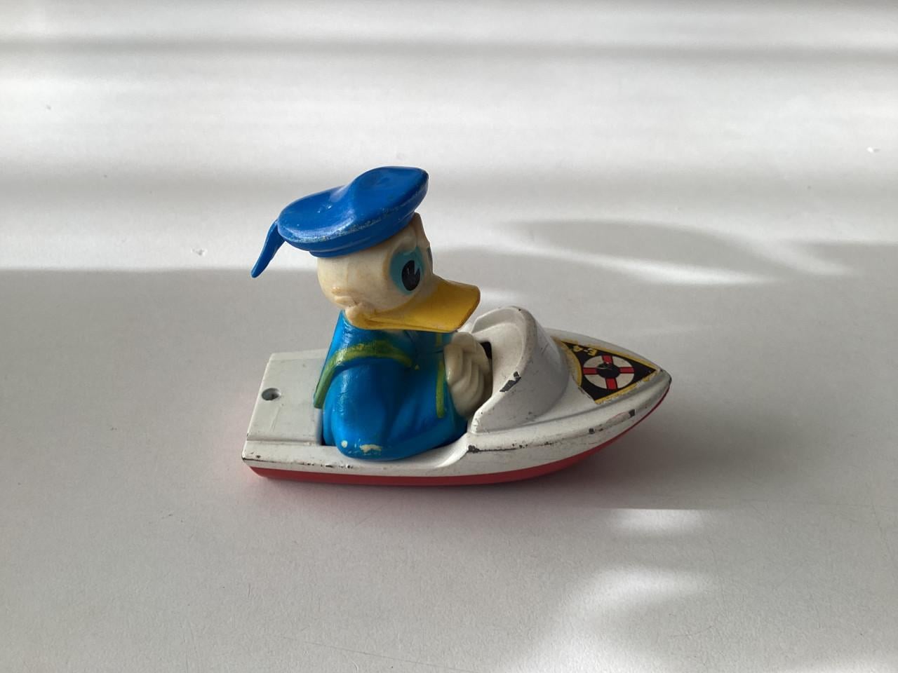 Donald Duck in bootje.  Merk: Guisval.   Spanje.