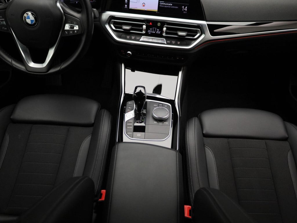 BMW 3-serie 318i business edition | automaat | lmv | half leder | virtual c