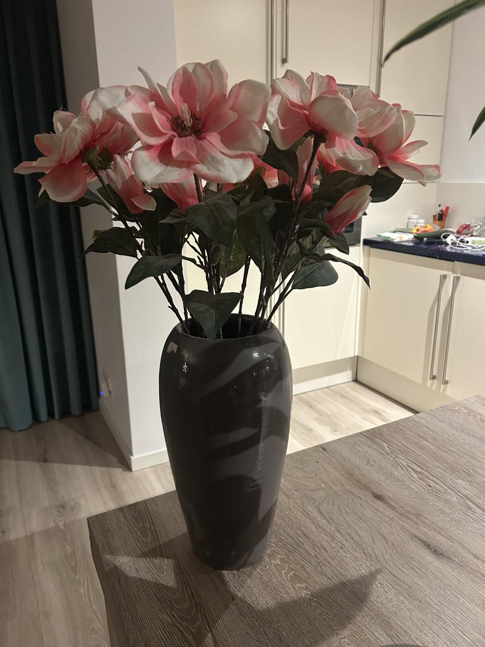 Vaas met kunstbloemen