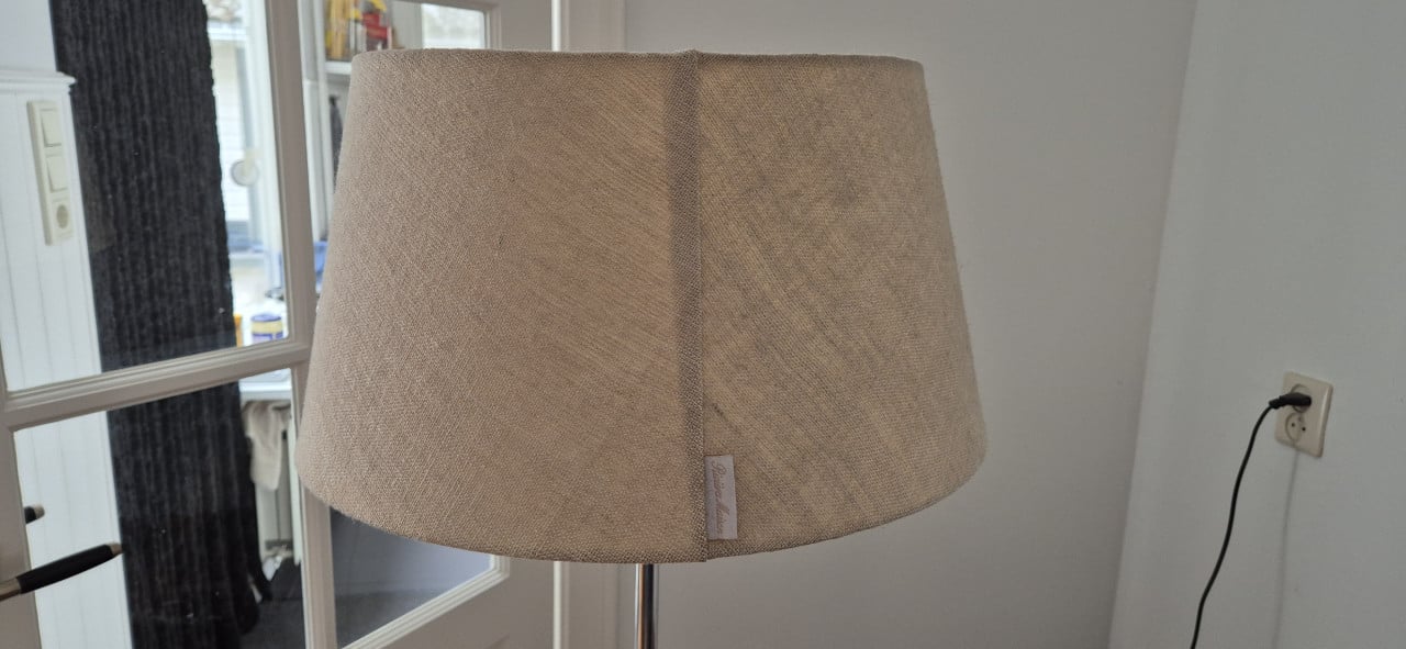 Staande lamp met linnen kap van Rivera Maison.