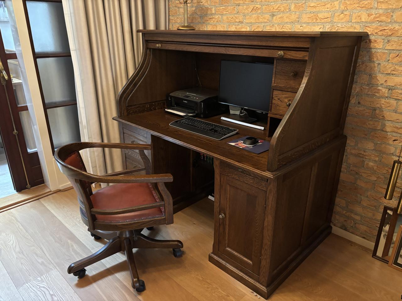 Antiek bureau met bijpassende stoel