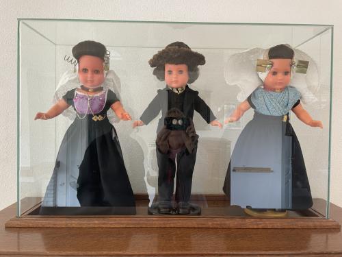 3 poppen in zeeuwse klederdracht