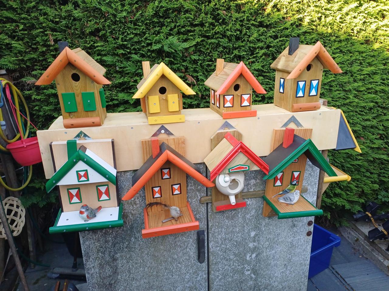 Maya de Bij met ronddraaiende Vleugels  en Allerhande Vogelhuisjes  te Koop