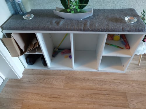 Gratis wit (schoenen/hal) kastje met kussen