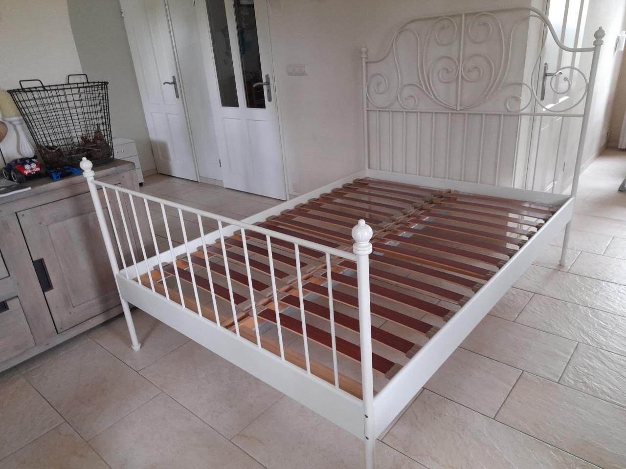 Metalen Bed 140 x 200 (in goede staat )