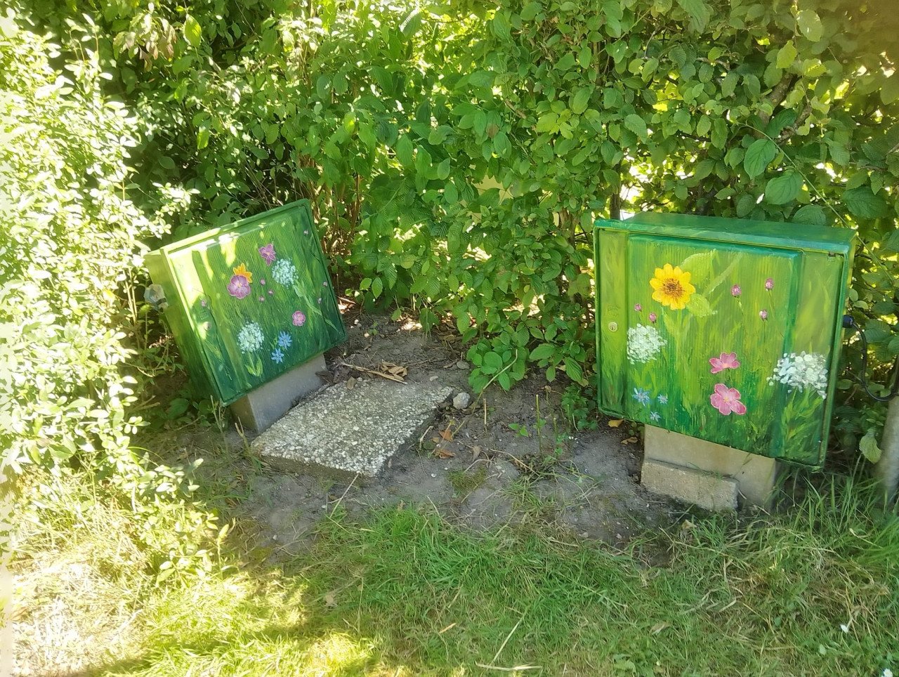 Met de hand beschilderde borden en andere voorwerpen