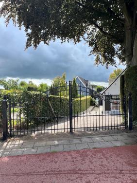 Opruiming: Inrijpoort 400 cm breed.