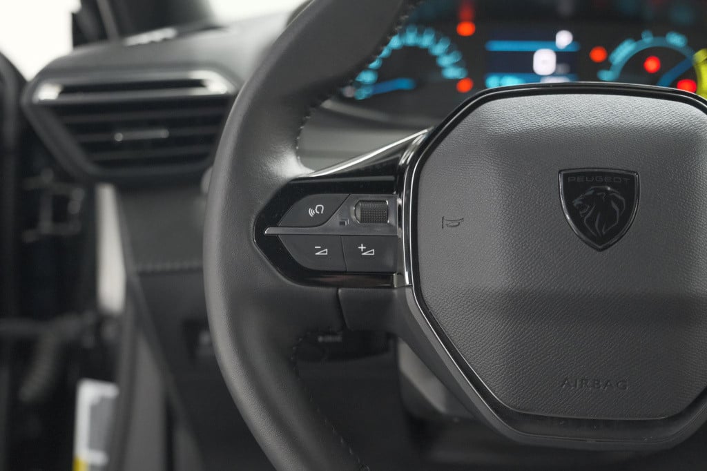Peugeot E-2008 ev active 50 kwh | parkeersensoren | apple carplay | climate