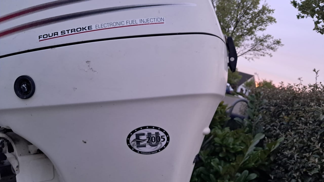 Consoleboot met 60 pk buitenboordmotor en trailer