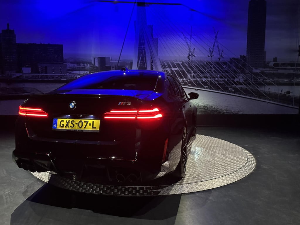 BMW M5 5-serie *limousine v8 m hybrid*carbon extr*b&w*alcantarahemel*nl-aut