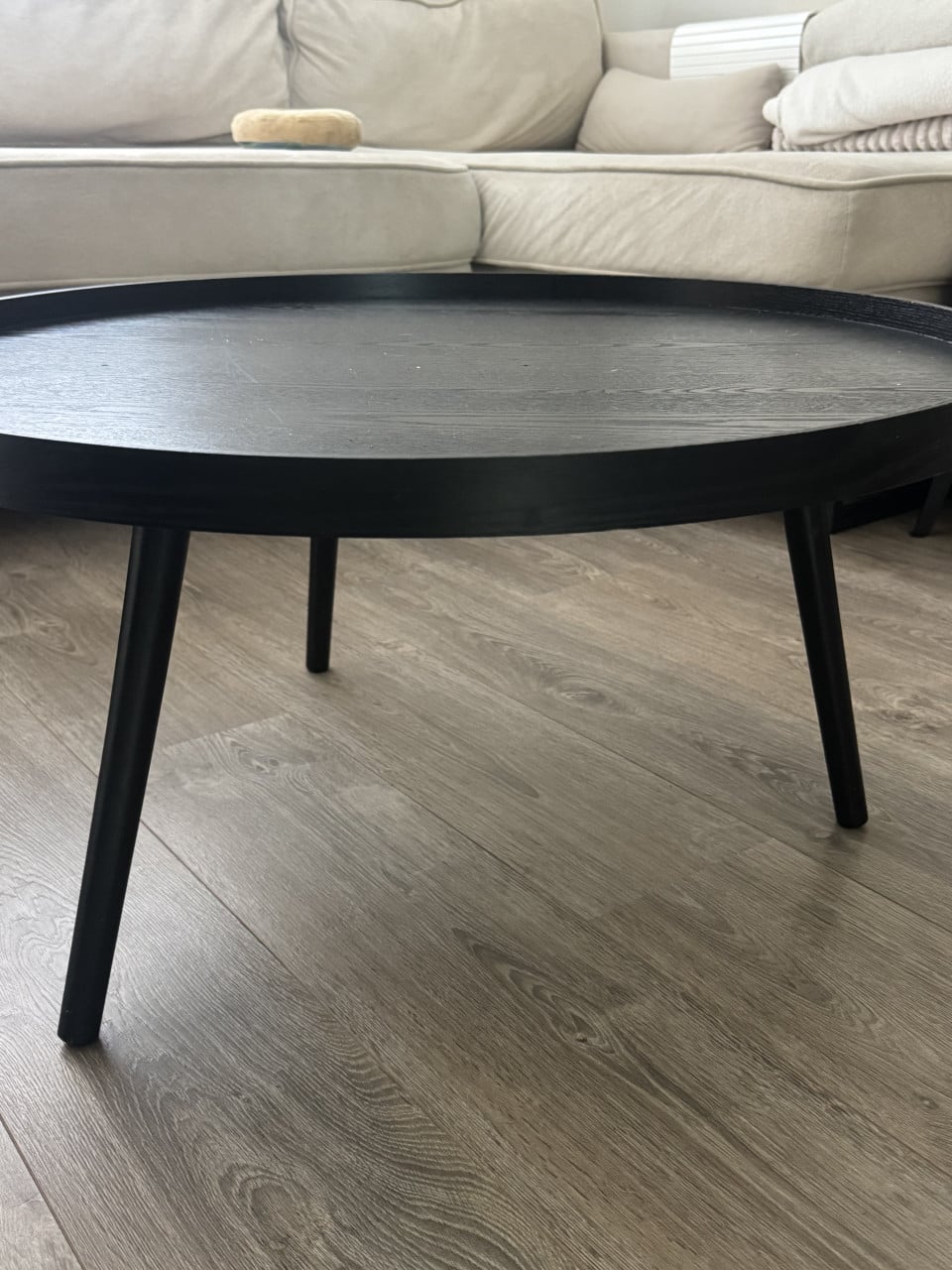 Zwarte houten salontafel