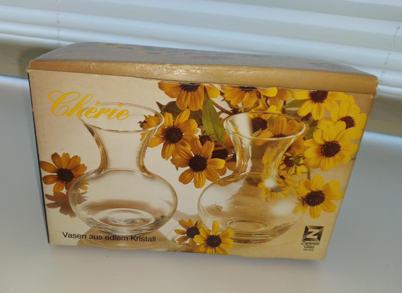 Set van twee glazen vaasjes